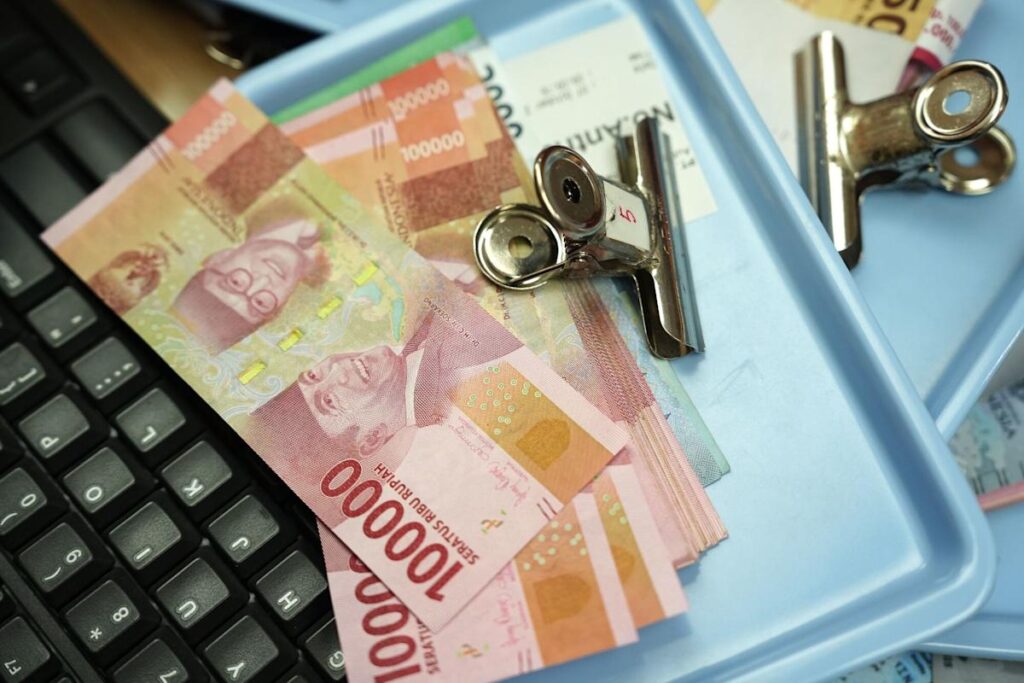 Indonesia to Strongly Intervene as Rupiah Drops to Five-Year Low