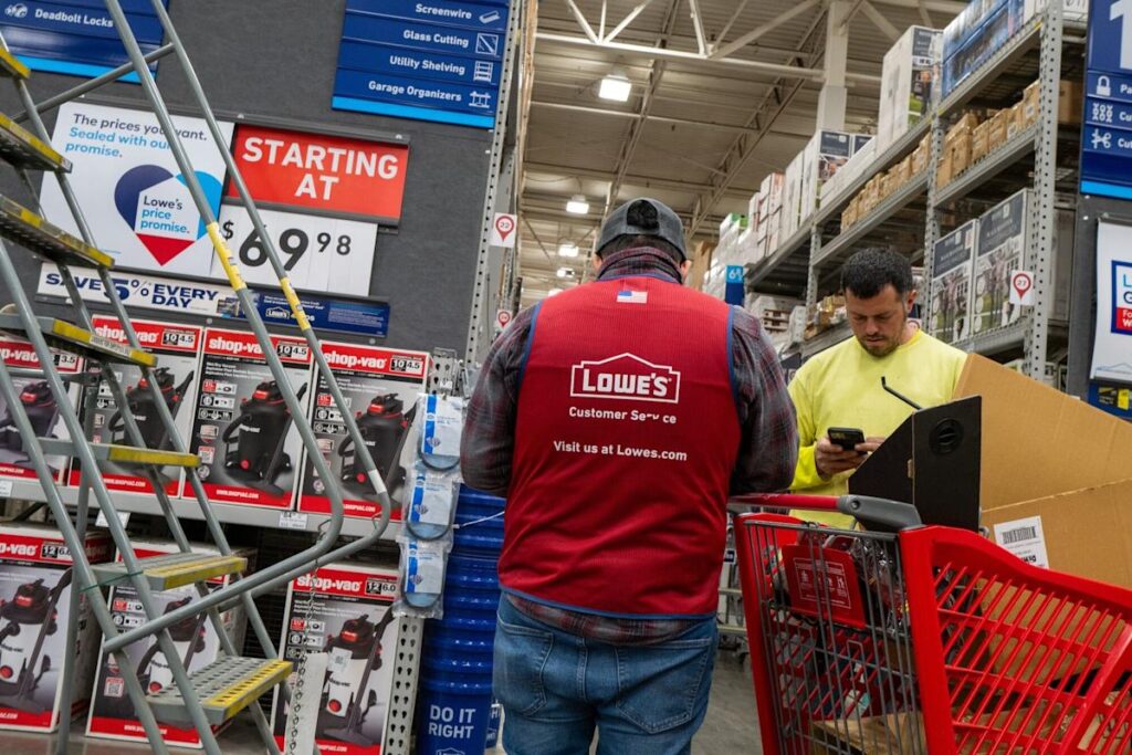 Lowe’s Expects to Reverse Sales Slump on Improving Demand