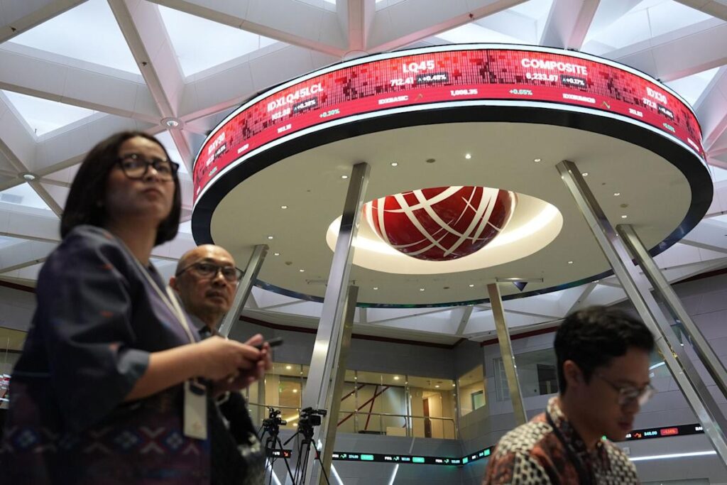 Indonesian Stocks Pare Loses as New Sovereign Fund Taps Jokowi