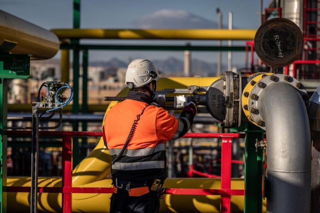 Oil Advances as China Plans Economic Boost, Red Sea Risks Grow