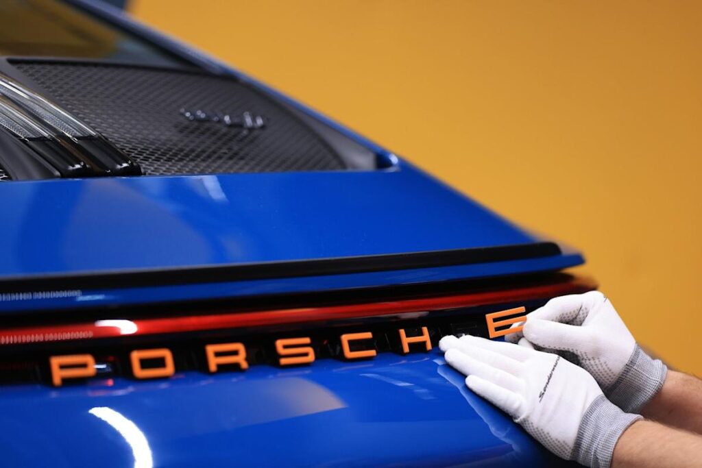 Porsche, Piech Clans Mull Partial Sale of VW Shares, Bild Says