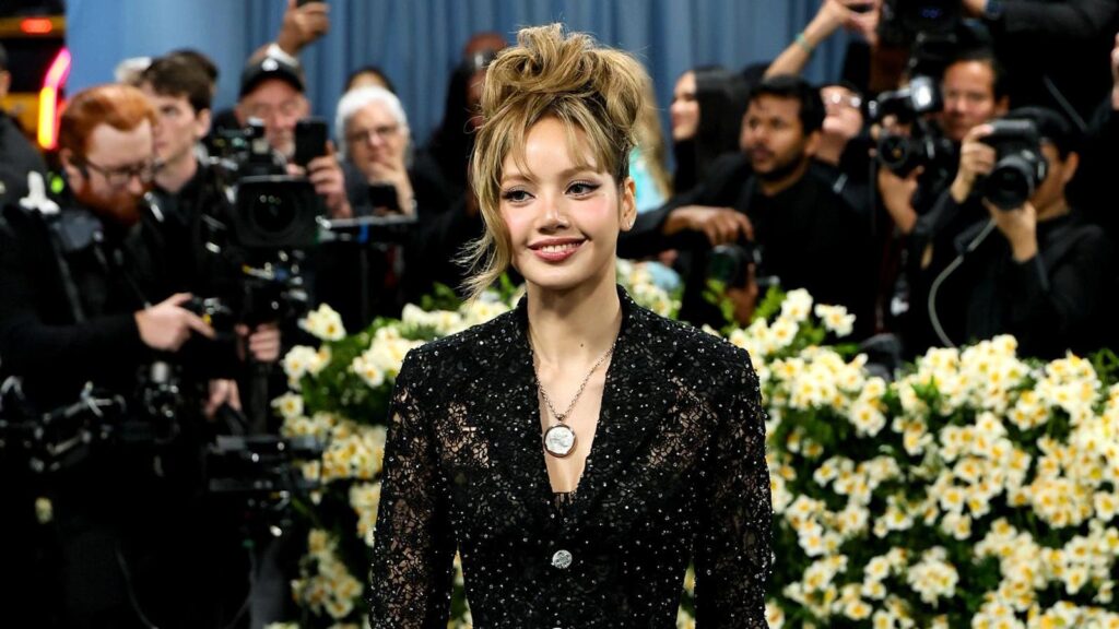 Lisa Joins Her Blackpink Bandmates With Her First Radio Smash