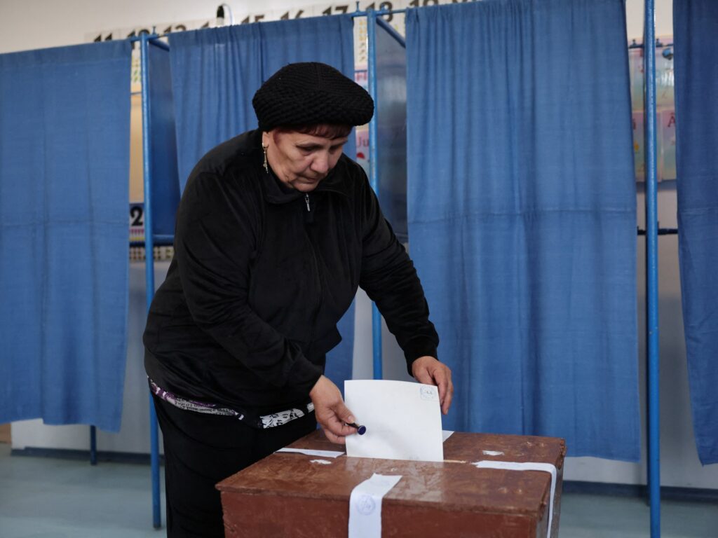 Romanians cast ballots in tense presidential run-off | Elections News