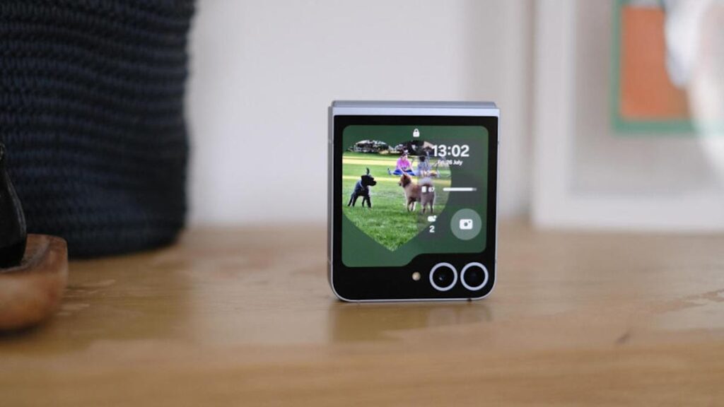 Samsung may finally give the Galaxy Z Flip a larger cover screen