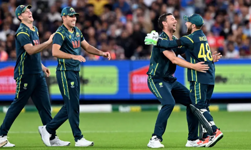 Hazlewood stars as Australia ease past India to win 2nd T20